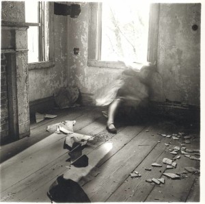 Francesca-Woodman-Abandoned-house-num.3-Providence-Rhode-Island-stampa-alla-gelatina-dargento-1976